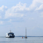 Fahrwasser nach Hiddensee - eine Fähre und das Segelboot "Damaris"